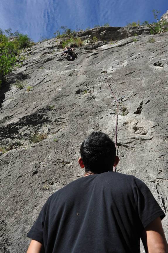 Observando a Mili abrir a via para nós, em Potrero Chico, no nordeste do México
